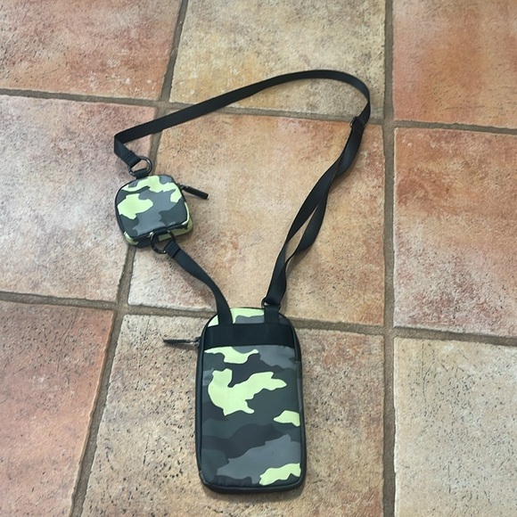 Lululemon camouflage, phone and pouch crossbody - Picture 4 of 4